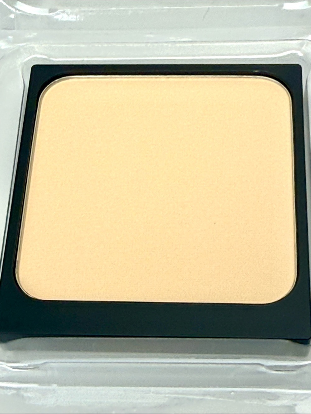 Laura Mercier • Translucent Pressed Setting Powder - Picture 4 of 8